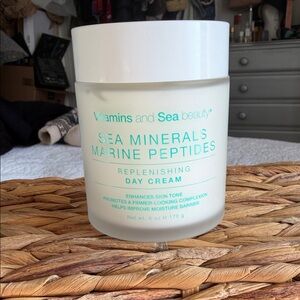 Vitamins and Sea beauty-Sea minerals marine peptides replenishing day cream